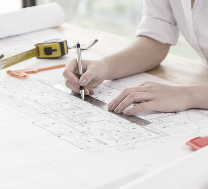 Ingenieursleistungen Ingenieurin bei der Planung am Schreibtisch